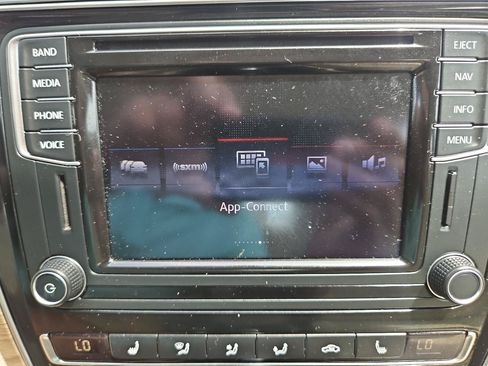 Used 2017 Volkswagen Passat 1.8T SE FWD image 32