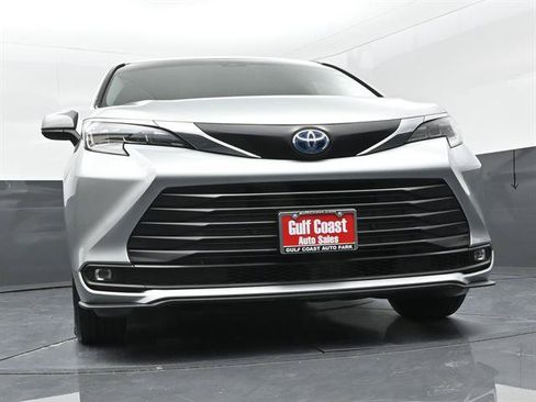 Used 2025 Toyota Sienna XLE FWD image 31
