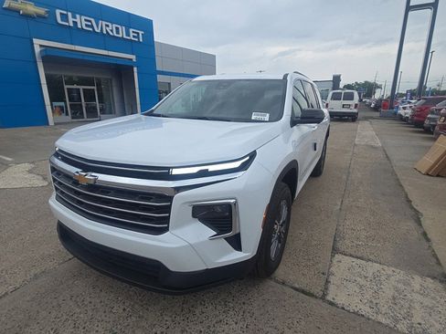 New 2026 Chevrolet Traverse LT w/ Driver Confidence Package AWD/4WD image 3