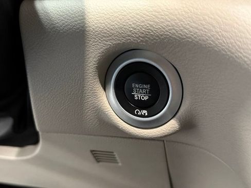 Used 2024 Chrysler Pacifica Touring-L FWD image 12