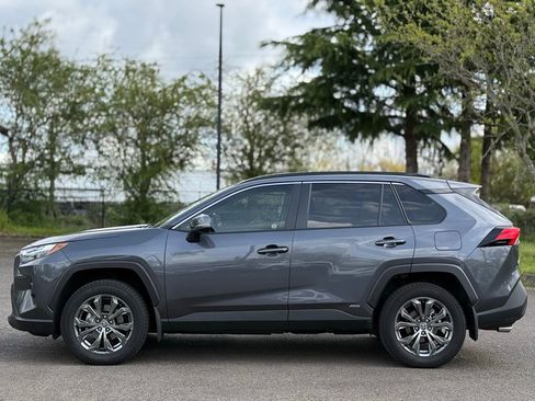 Used 2022 Toyota RAV4 XLE Premium image 2