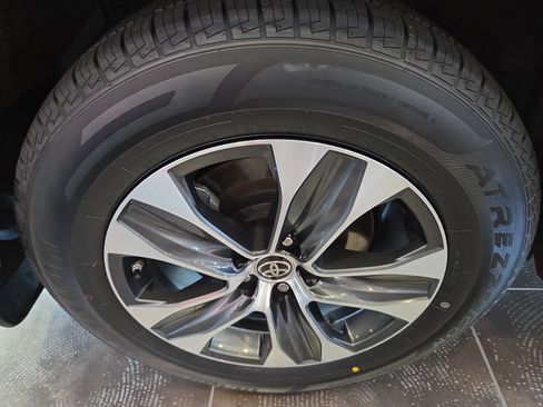 Used 2021 Toyota Highlander XLE AWD/4WD image 9