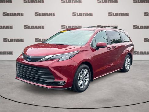 Used 2025 Toyota Sienna XLE w/ XLE Plus Package AWD/4WD image 1