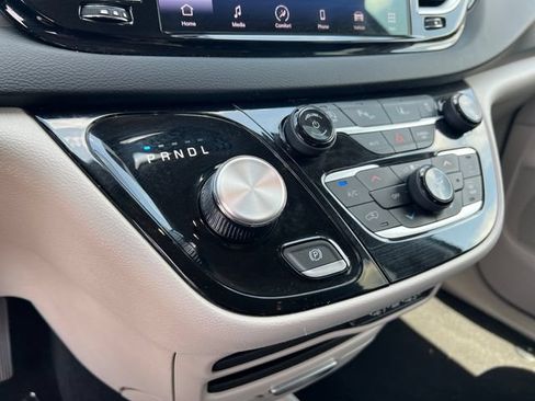 Used 2023 Chrysler Pacifica Touring-L FWD image 20