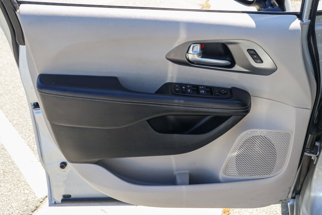 Used 2024 Chrysler Pacifica Touring-L FWD image 24