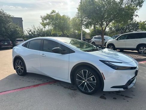 Used 2023 Toyota Prius XLE FWD image 3