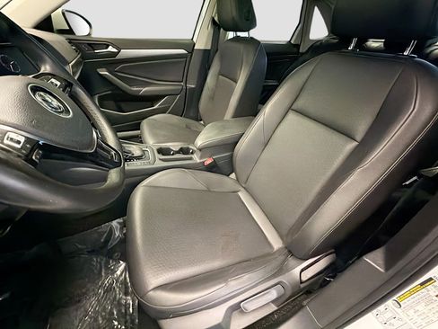 Used 2019 Volkswagen Jetta SE w/ Cold Weather Package image 10