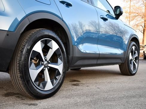 Certified 2025 Volvo XC40 B5 Plus image 9