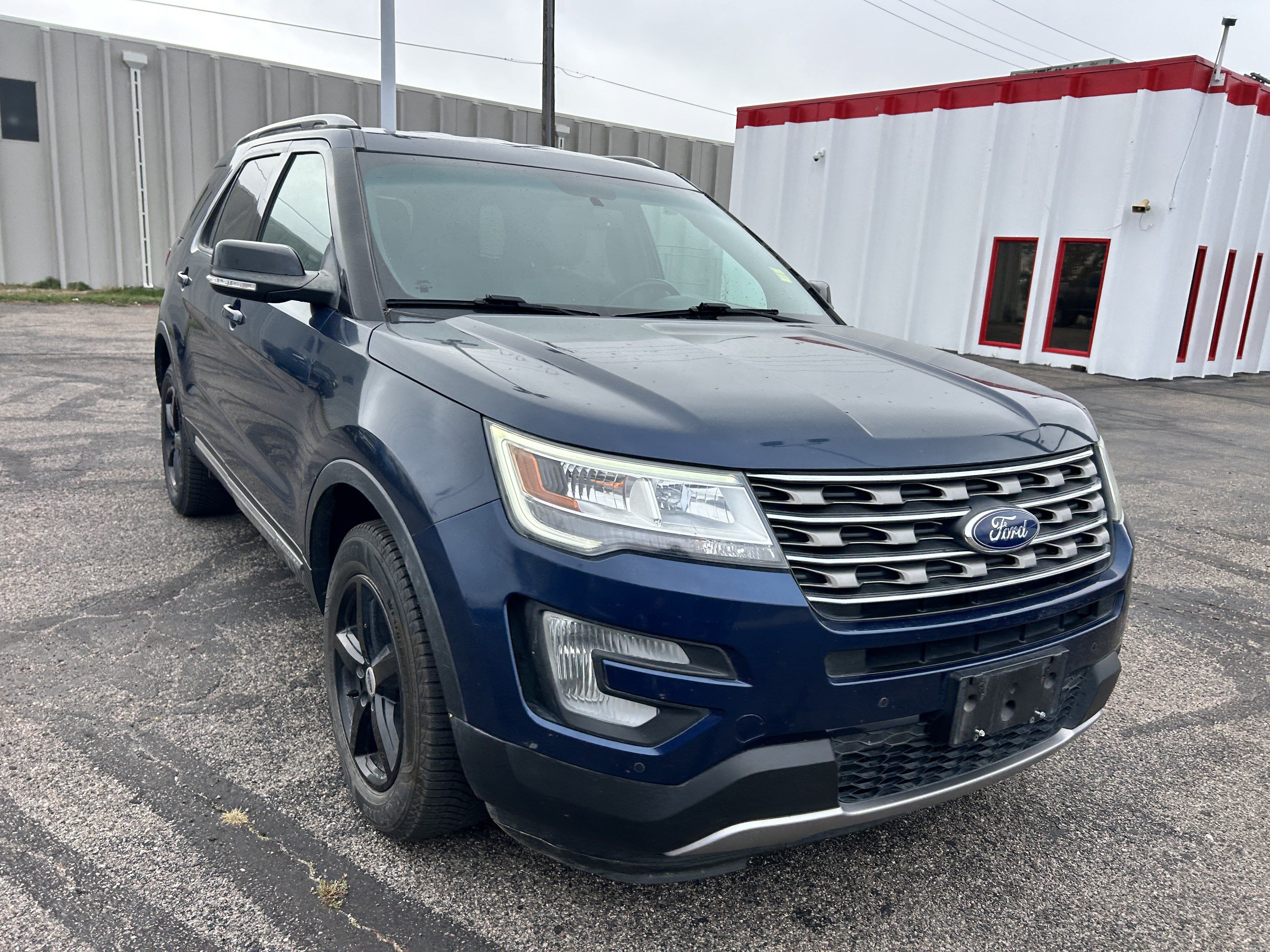 Used 2017 Ford Explorer XLT w/ Equipment Group 202A AWD/4WD image 7