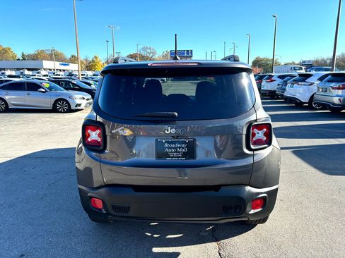 Used 2017 Jeep Renegade Latitude image 4