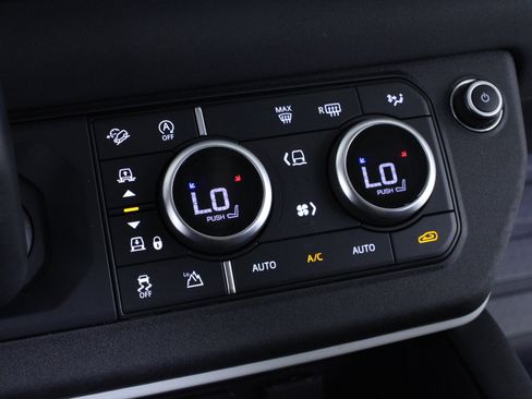 Used 2020 Land Rover Defender 110 First Edition image 30