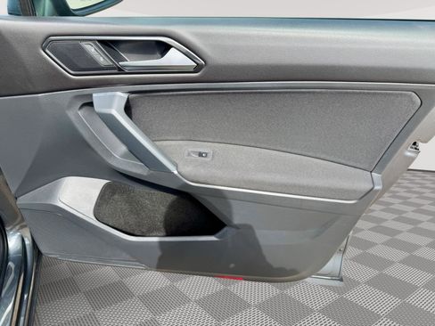 Used 2018 Volkswagen Tiguan S image 31