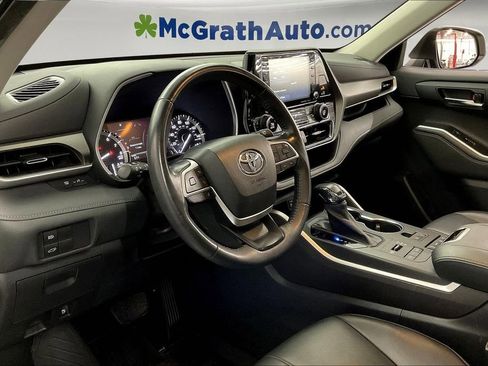Used 2022 Toyota Highlander XLE image 17