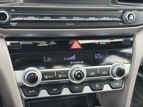 Used 2020 Hyundai Elantra SE FWD image 21