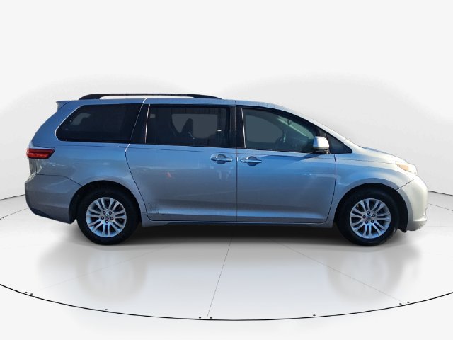 Used 2016 Toyota Sienna XLE FWD image 2