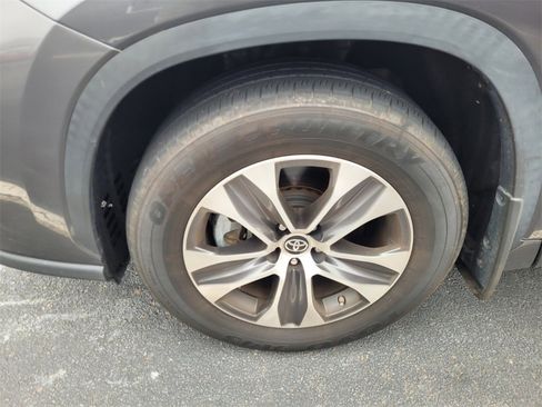 Used 2023 Toyota Highlander XLE image 4