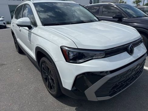 Used 2025 Volkswagen Taos SE w/ Panoramic Sunroof Package image 1