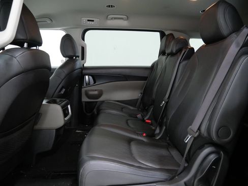 Used 2025 Kia Carnival FWD image 23