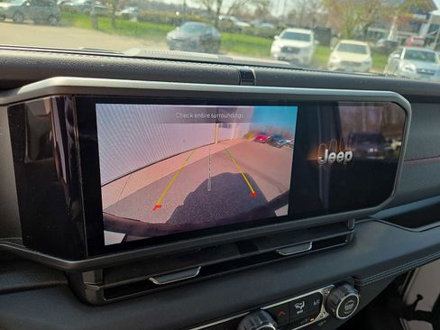 Used 2025 Jeep Wrangler Unlimited Rubicon image 18