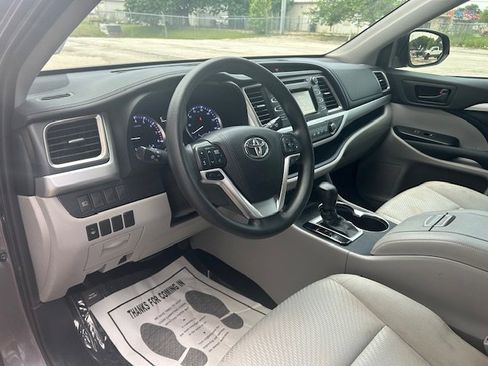 Used 2019 Toyota Highlander LE FWD image 13