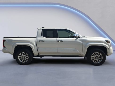Used 2024 Toyota Tacoma Limited w/ Limited Package (LT) AWD/4WD image 7