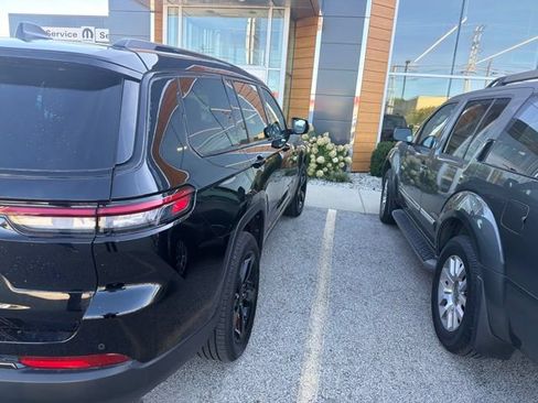 Used 2022 Jeep Grand Cherokee L Laredo AWD/4WD image 5