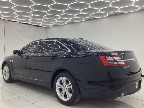 Used 2017 Ford Taurus SE image 11