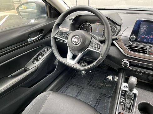 Used 2025 Nissan Altima 2.5 SV image 32