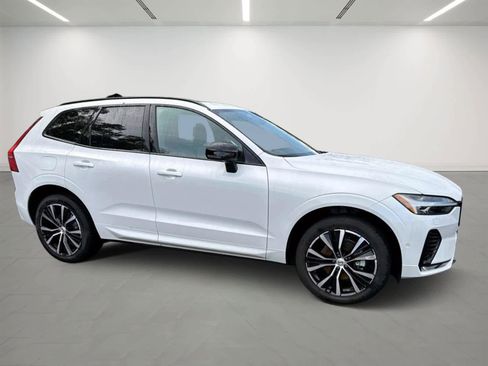 Used 2025 Volvo XC60 B5 Plus image 6