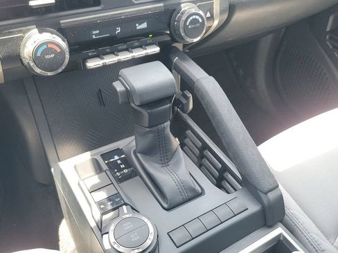 Certified 2025 Toyota Tacoma SR5 AWD/4WD image 15