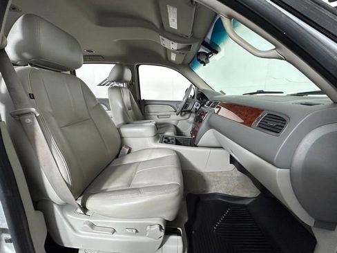 Used 2010 Chevrolet Suburban LT AWD/4WD image 15