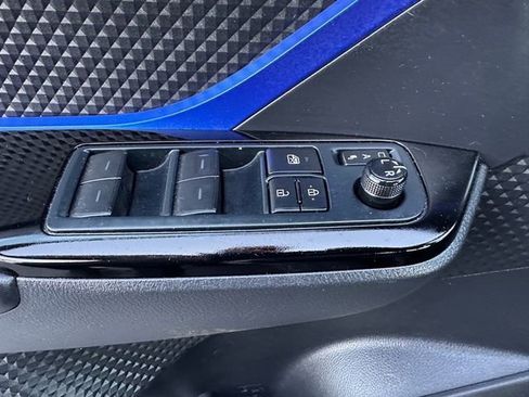 Used 2022 Toyota C-HR XLE image 23