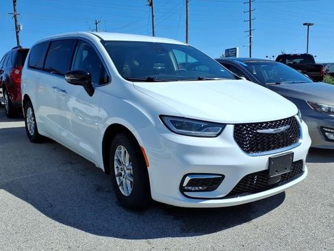 Used 2024 Chrysler Pacifica Touring-L FWD image 4