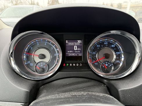 Used 2014 Chrysler Town & Country Touring w/ Driver Convenience Group image 9