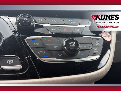 Used 2024 Chrysler Pacifica Touring-L FWD image 29