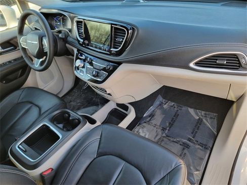 Certified 2022 Chrysler Pacifica Touring-L image 26