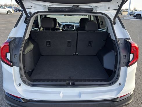 Used 2023 GMC Terrain SLE w/ Driver Convenience Package image 5