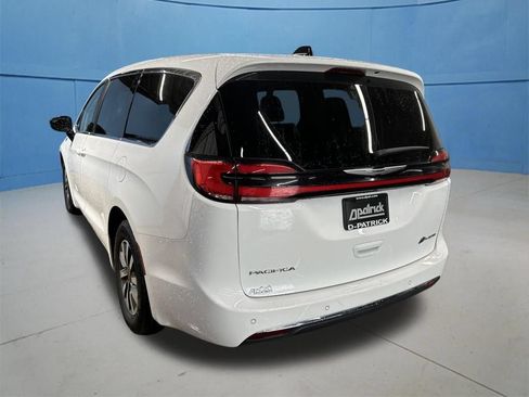 Used 2024 Chrysler Pacifica Limited FWD image 7