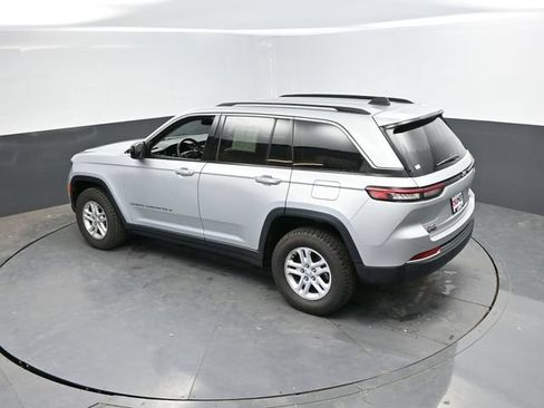 Used 2024 Jeep Grand Cherokee Laredo AWD/4WD image 43