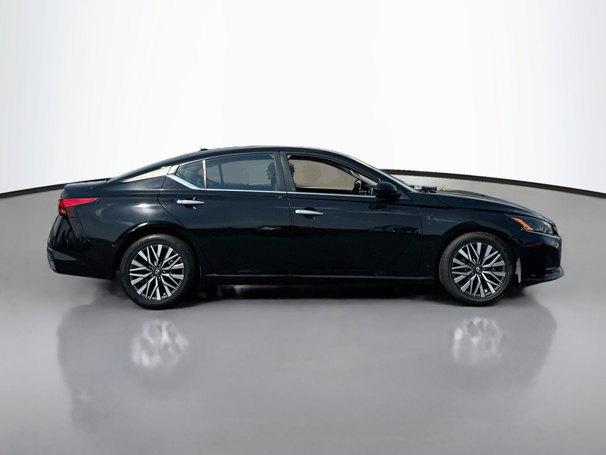 Used 2023 Nissan Altima 2.5 SV FWD image 8