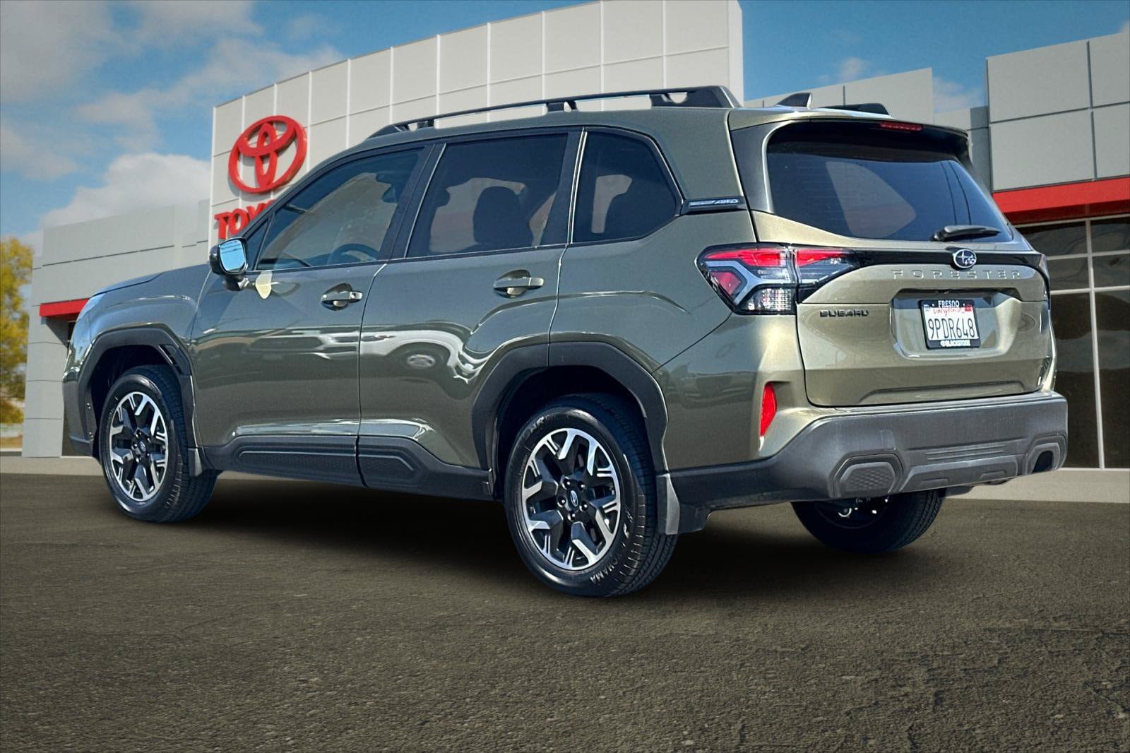 Used 2025 Subaru Forester Premium AWD/4WD image 5