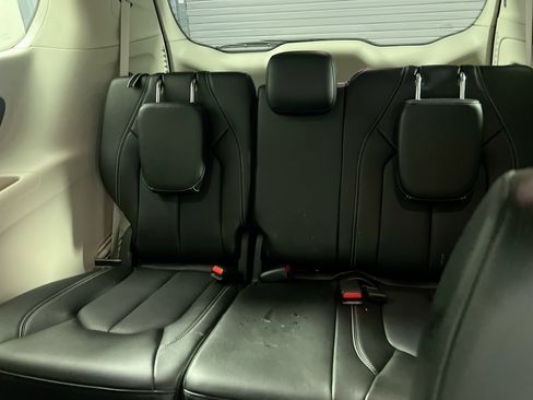 Used 2023 Chrysler Pacifica Touring-L FWD image 27