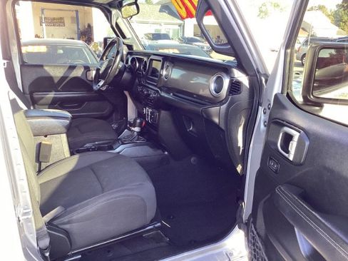 Used 2020 Jeep Wrangler Unlimited Sahara image 8