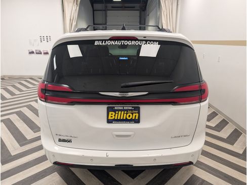 Used 2023 Chrysler Pacifica Limited FWD image 26