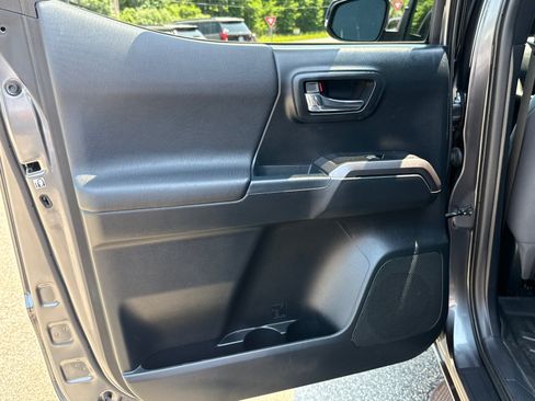 Used 2017 Toyota Tacoma TRD Sport w/ Tow Package (A/T) AWD/4WD image 20