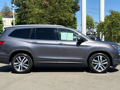 Used 2018 Honda Pilot Touring image 3