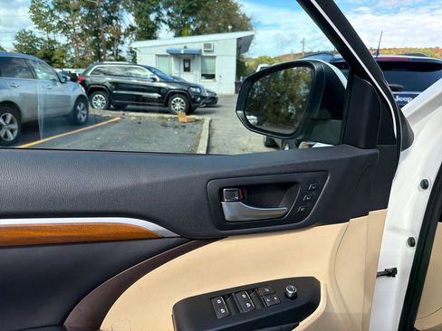 Used 2019 Toyota Highlander Limited image 19