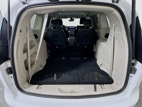 Used 2023 Chrysler Pacifica Touring-L FWD image 25