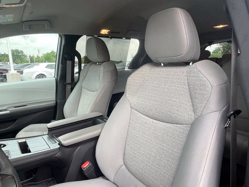 Used 2025 Toyota Sienna LE FWD image 19