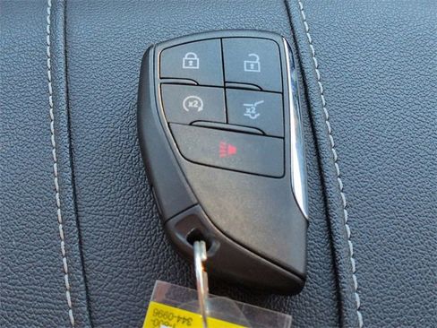 Used 2025 Chevrolet Traverse LT image 32